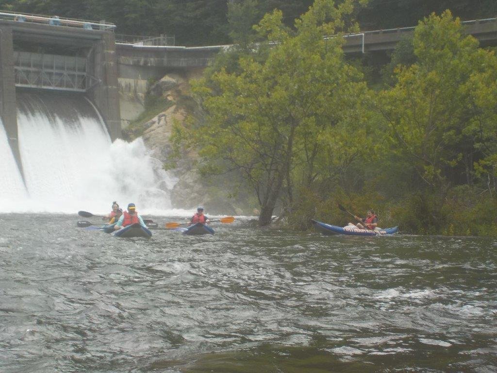 Kayaks below Wilbur Dam at full discharge